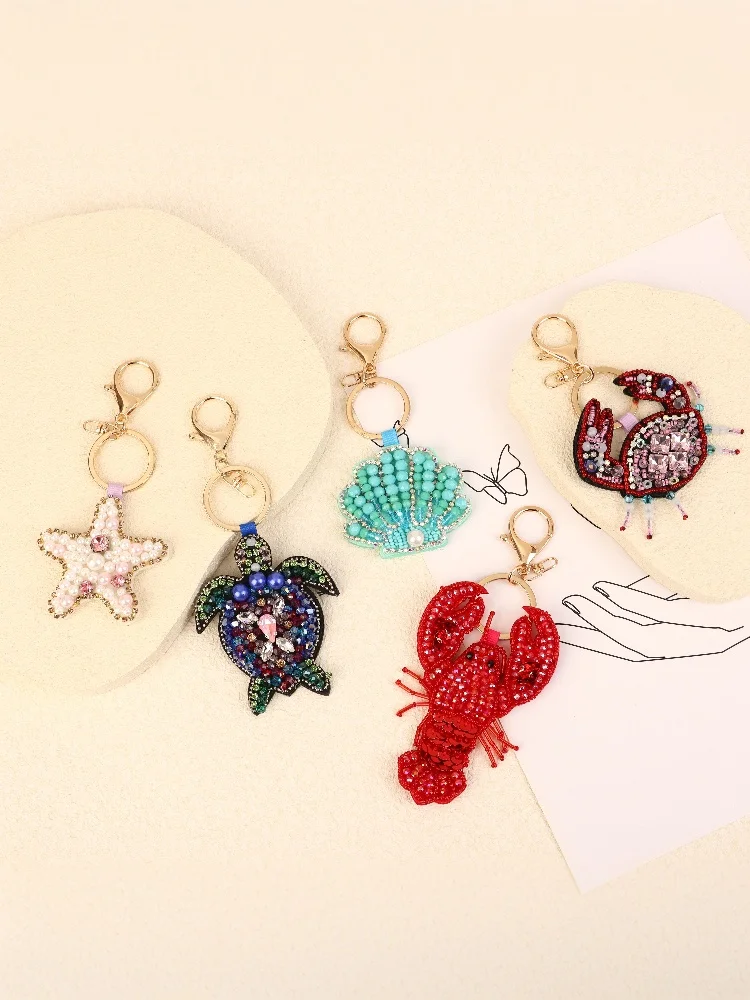 Handgenähter Taschenanhänger mit Strass-Krebs, Perlenanhänger, Krabbenmuscheln, Schildkröten, Hängeseil, Aufnäher, Applikation, Taschenband – Detail 10