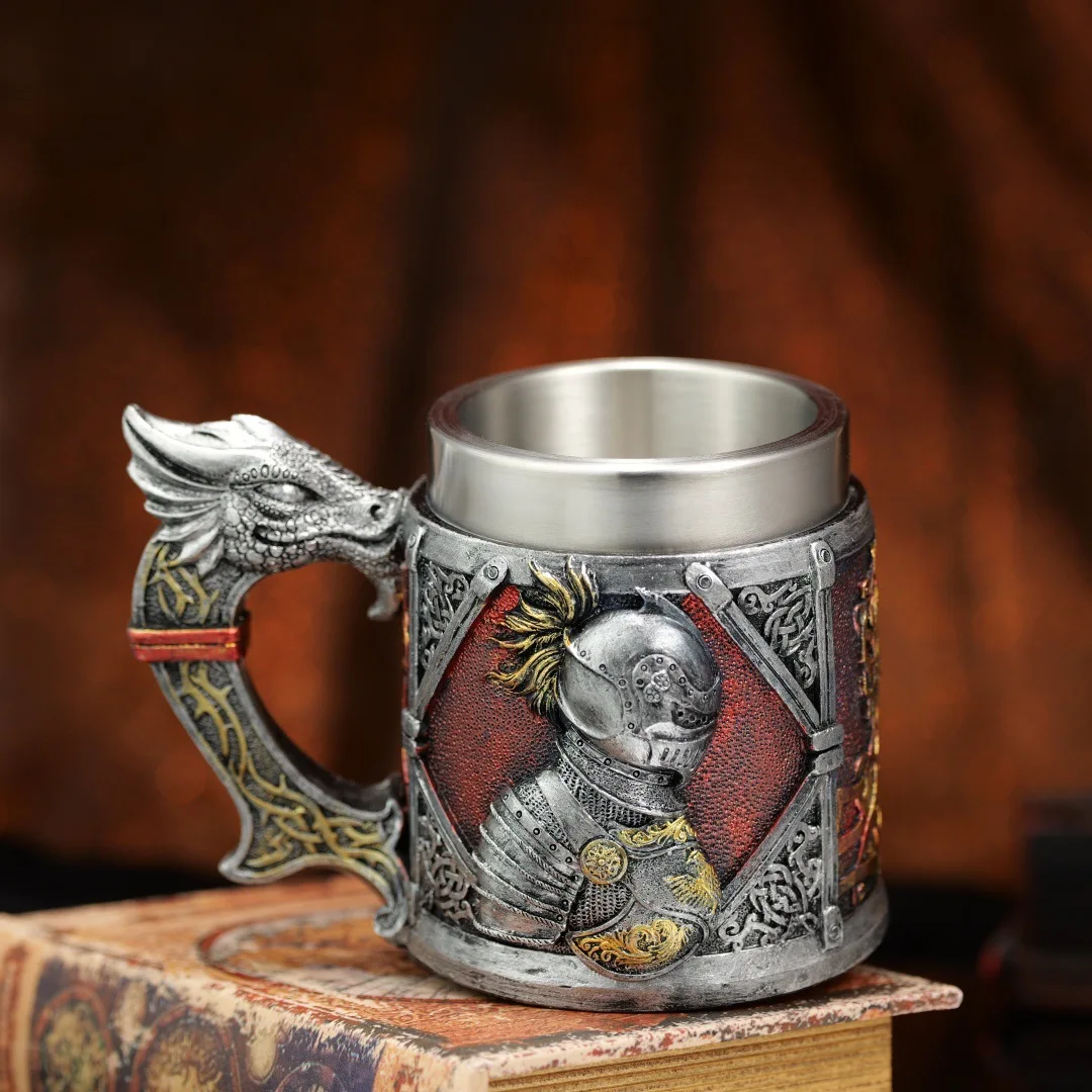 

Кружка для пива в средневековом стиле викингов, 450 мл, с изображением дракона и рыцаря, из смолы с внутренней отделкой из нержавеющей стали, кофейная чашка, декор для бара