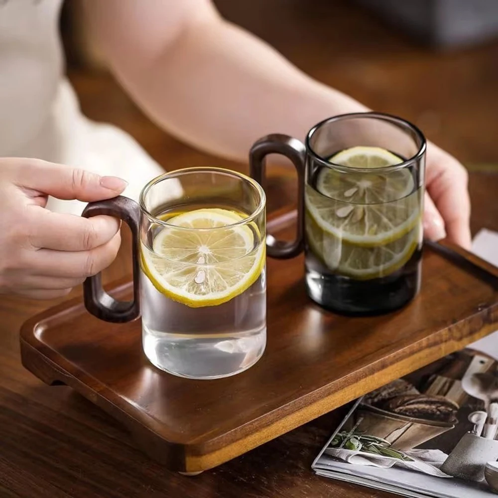 Huishoudelijke hoge borosilicaatglas waterbeker woonkamer sigarettenas gekleurde houten handvat beker walnoot lege verticale theekop