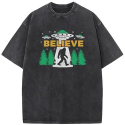 Alien and Bigfoot Men's Short-Sleeved T-shirt 90s vintage unisex washed old T-shirt Unisex Breathable Casual Tees