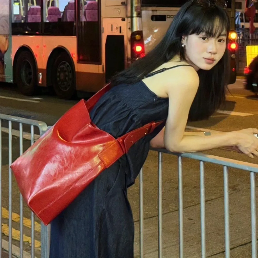 

2025 First-layer Cowhide Tote Large-capacity Leather Underarm Bag Wide Shoulder Strap Single Shoulder Oblique Span Bucket Bag