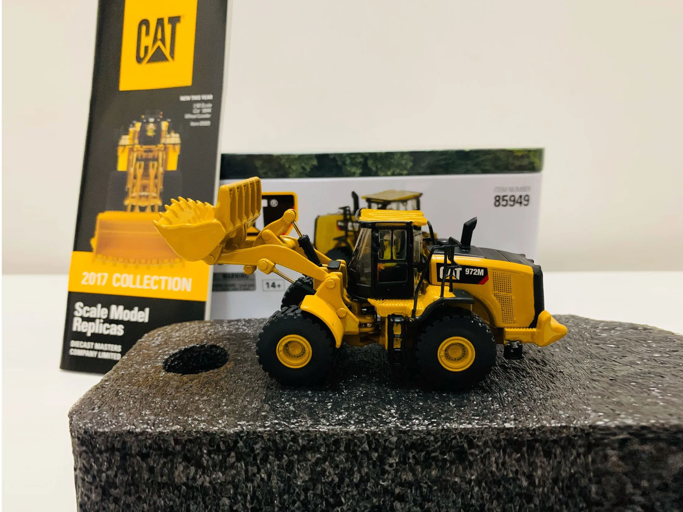 DM 972M Wheel Loader 1/87 Scale Metal By DieCast Masters 85949 Collectible Model New in Box