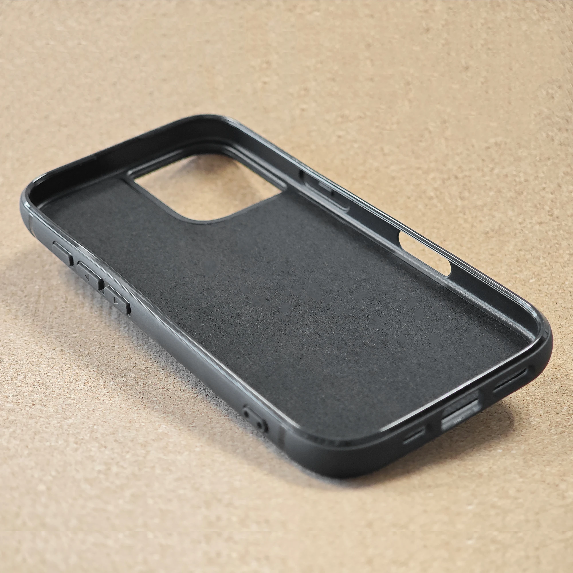 حافظة تثبيت سريعة لهاتف آيفون 17/16/15/14/13/12 Air Pro Max غطاء مغناطيسي مناسب لحامل الدراجة النارية رباعي الطراز مع تصميم قفل