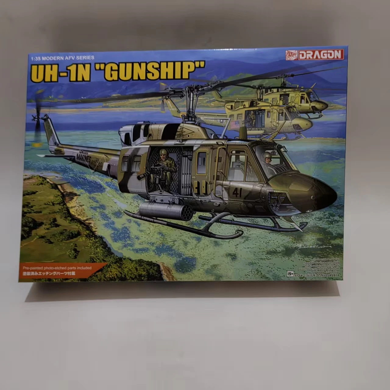 

3540 DRAGON 1/35 Scale UH-1N "Gunship"Assembly Model Kit-NEW