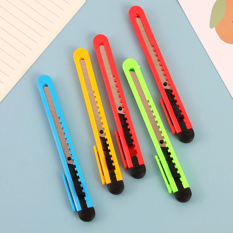 A handful. Art knife small 9mm plastic color manual paper cutter stationery gift unpacking knife. Random color