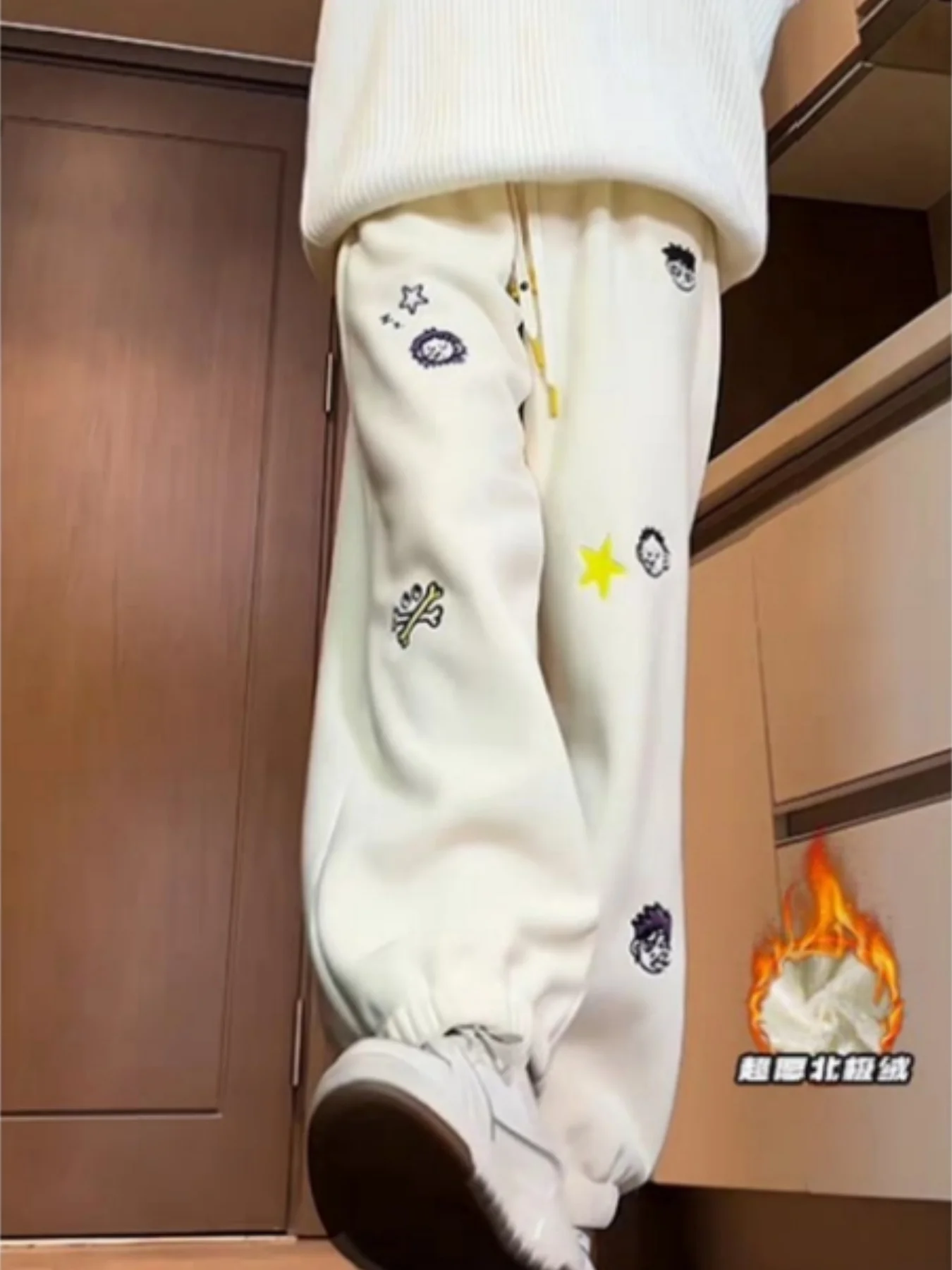 Teenager-Jogginghose aus besticktem Fleece für Damen, neuer Winterstil, lockere Passform, trendige Freizeit-Jogginghose, mit Fleece gefüttert, verdickt, warm, vielseitige Sporthose