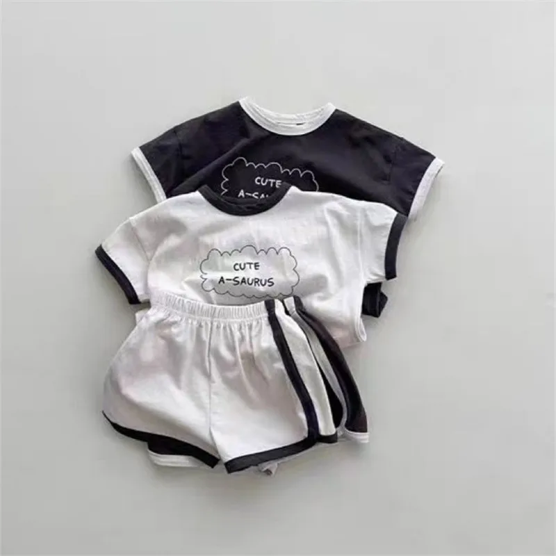 

2025 летний новый комплект одежды с короткими рукавами для малышей, футболки с буквенным принтом для маленьких мальчиков и девочек + шорты, костюм из 2 предметов, повседневная одежда для малышей