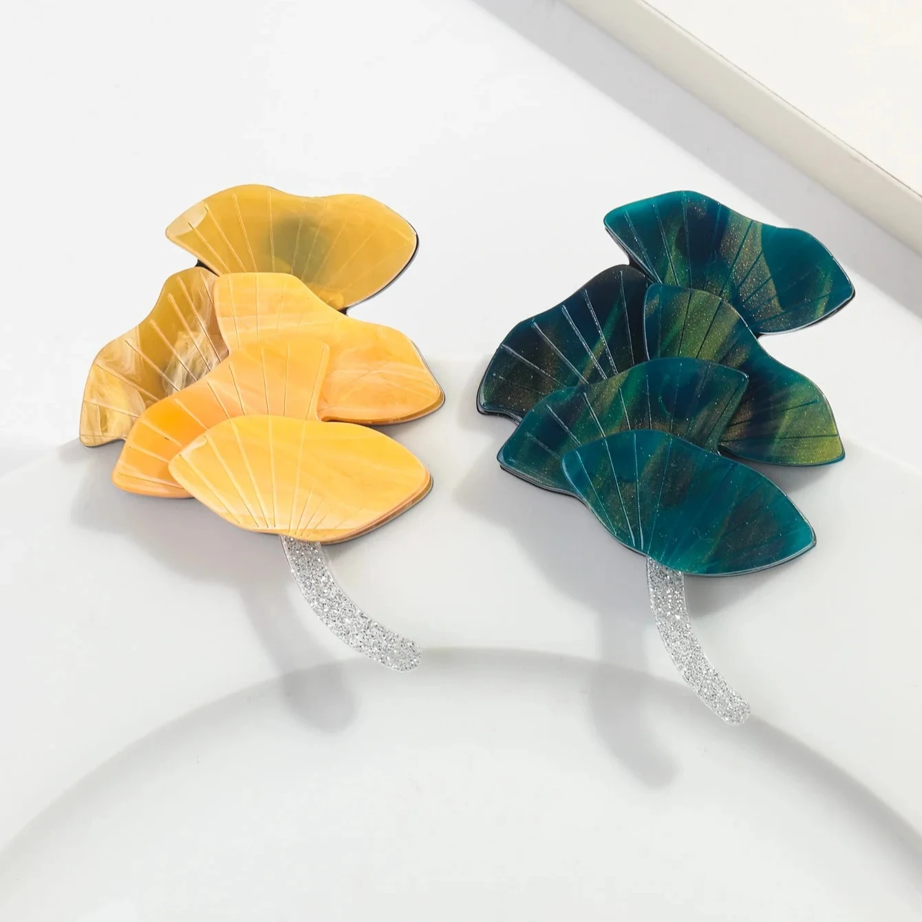 Trendige gelbe Ginkgoblätter-Acrylbroschen für Damen, Vintage-Harz-Pflanzen-Anstecknadeln, eleganter Schmuck, Geschenk, Kleidungszubehör – Detail 4