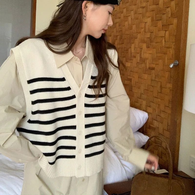 

Корейский полосатый вязаный жилет в студенческом стиле, свободный тонкий вязаный кардиган с v-образным вырезом, женский многослойный топ-бретелька