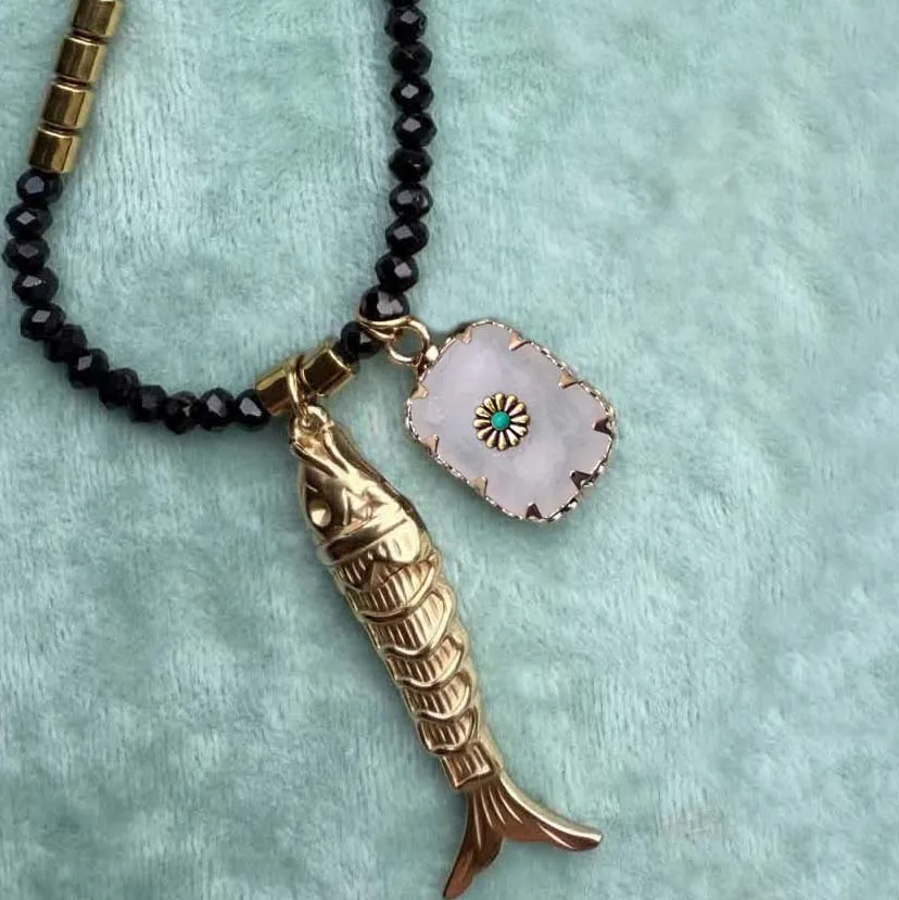 Popular in Europe America Simple and Elegant Stainless Steel Fish Pendant with Sunflower Patch Decoration Choker Necklace