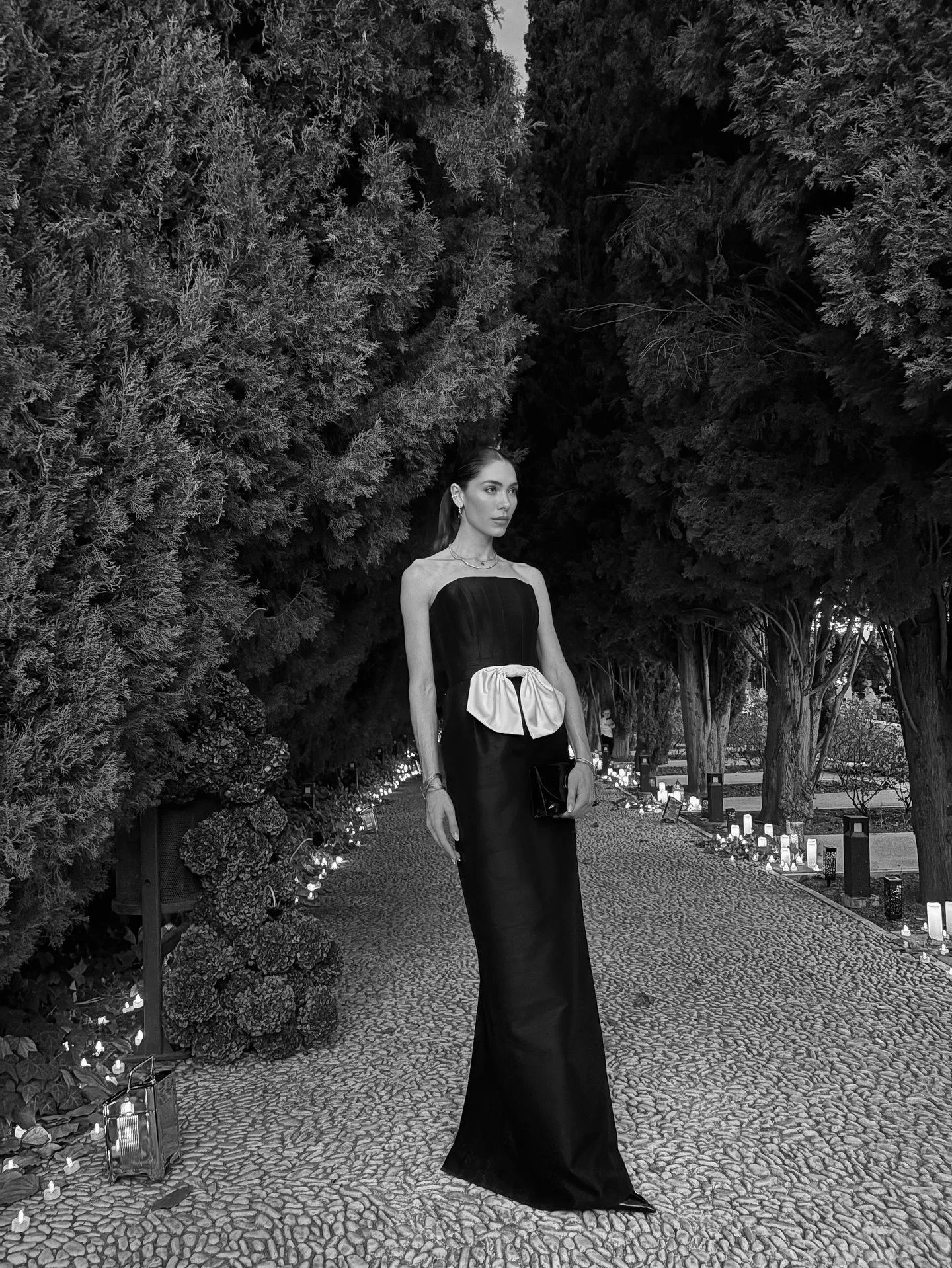 ชุดราตรีสีดำประดับโบว์สีงาช้างขนาดใหญ่ – ชุดเดรสออกงานปี 2025 ชุดเดรสสำหรับแขกในงานแต่งงาน ชุดเดรสงานเลี้ยงค็อกเทลหรูหราผ้าซาติน