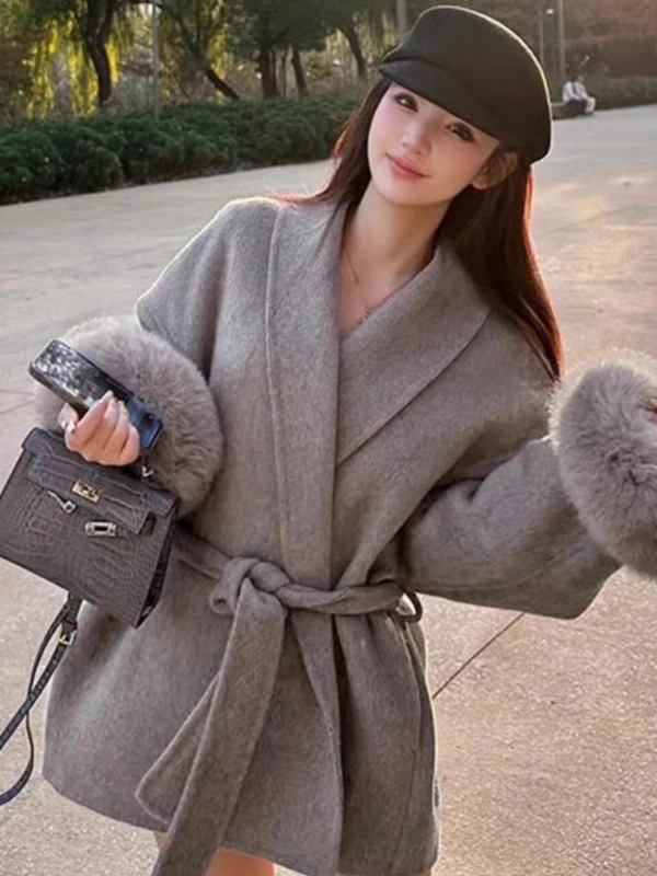 

Women's Woolen Coat V-Neck Belted Long Sleeve Loose High-End Feeling Fur Sleeve Splicing Mid-Length Coat Casual Style