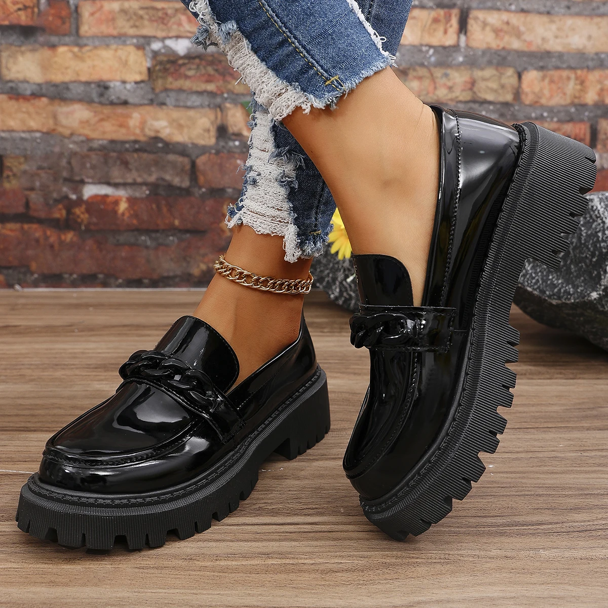 Mocassins de plataforma feminina com decoração de corrente moda estilo preppy sapatos mulher couro patente deslizamento em senhoras apartamentos plus size