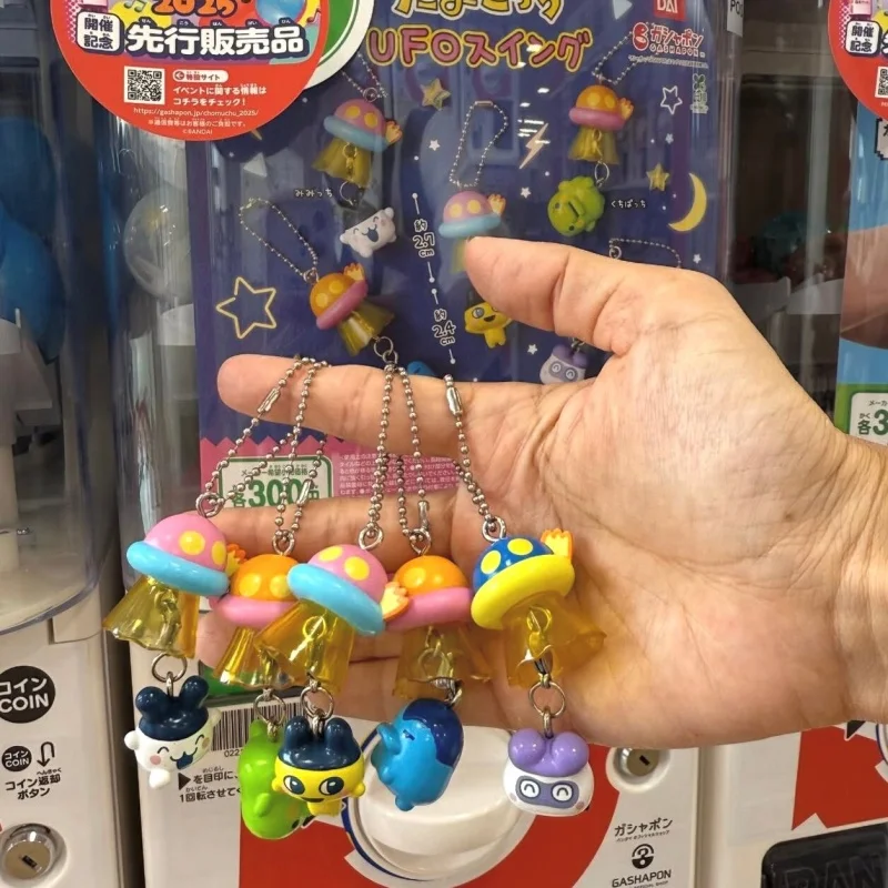 

В наличии: Оригинальный коллекционный брелок-подвеска Bandai Tamagotchi в форме НЛО-космического корабля, аниме-аксессуар, подарок, декор для стола