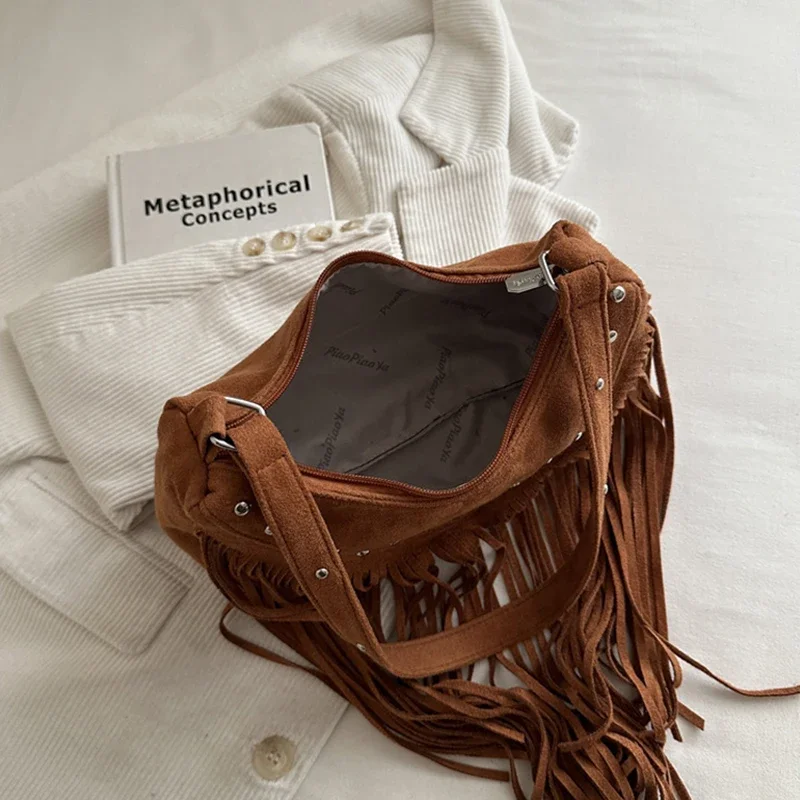Lange Quasten-Nieten-Schultertasche, Damen-Umhängetasche mit Metallnieten-Design und Fransen, Vintage-Handtasche in Unifarben für Herbst und Winter – Detail 3