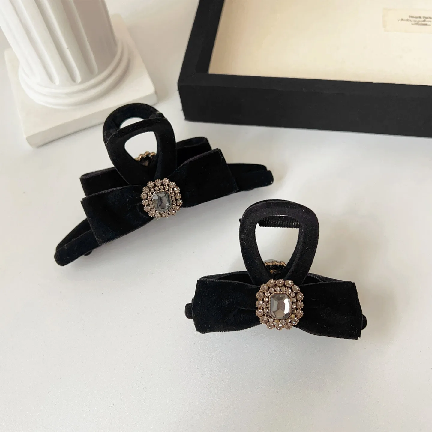4 estilos Audrey Hepburn estilo Otoño Invierno negro Premium terciopelo brillante diamante agarre Clip exquisito versátil pelo tiburón Clip