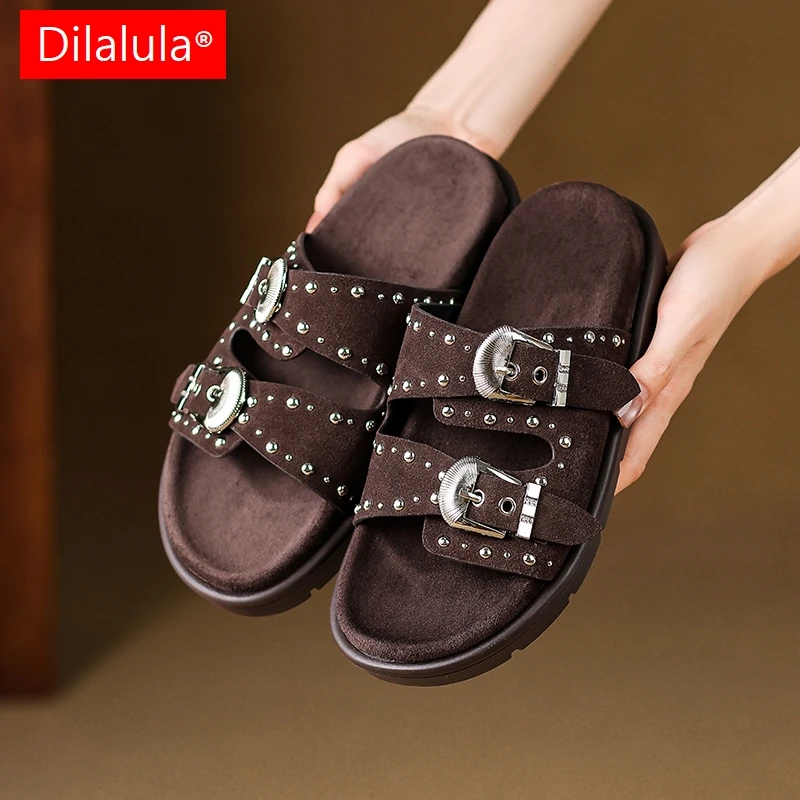 

Женские шлепанцы Dilalula 2026 из натуральной замши на среднем каблуке-танкетке с двойной пряжкой, с открытым носком, для отпуска