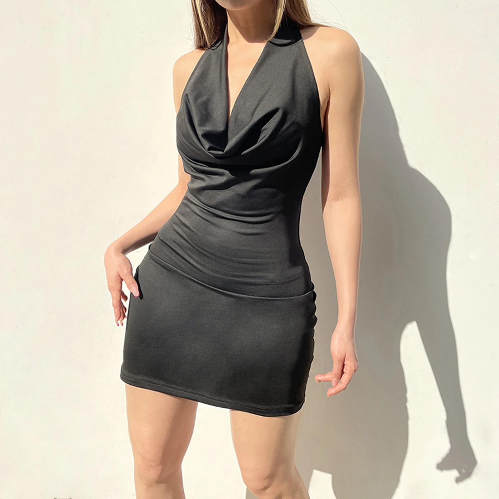 高級 2025 女性ミニドレス無地カウルネックホルターネックノースリーブドレス夏のメタルリング背中の開いたボディコンドレス