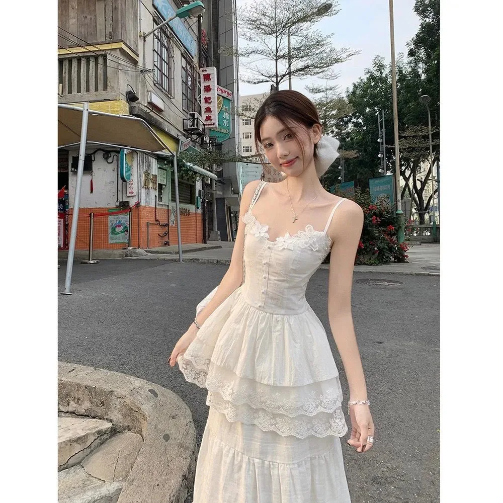 

Комплект из двух предметов: белая майка с кружевными вставками и юбка А-силуэта с высокой талией для женщин, модный весенне-летний комплект