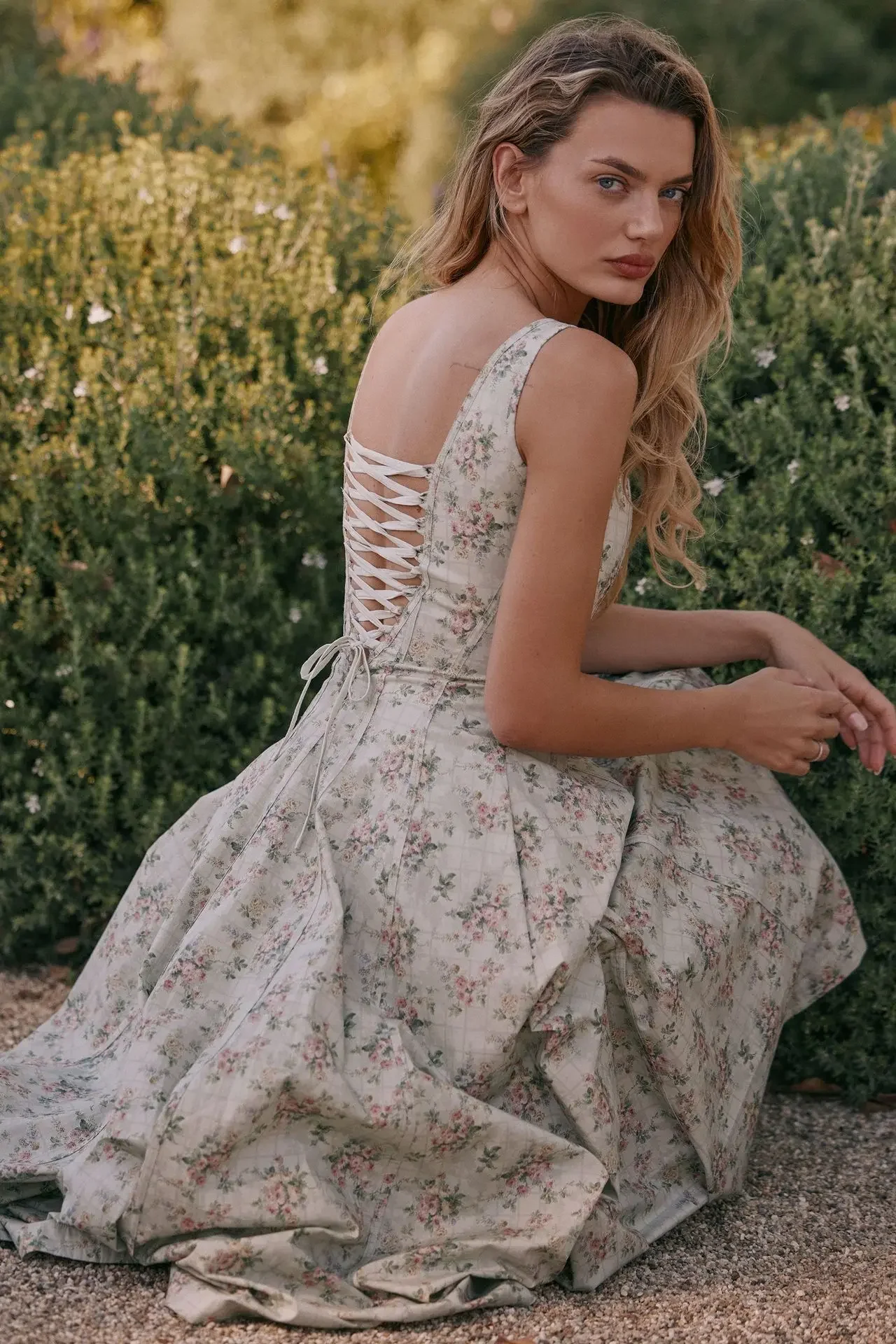 فستان Oligai صيفي أنيق ميدي 2025 وصل حديثًا فستان مطبوع عليه زهور فستان نسائي مثير مشد لعطلة عيد الميلاد