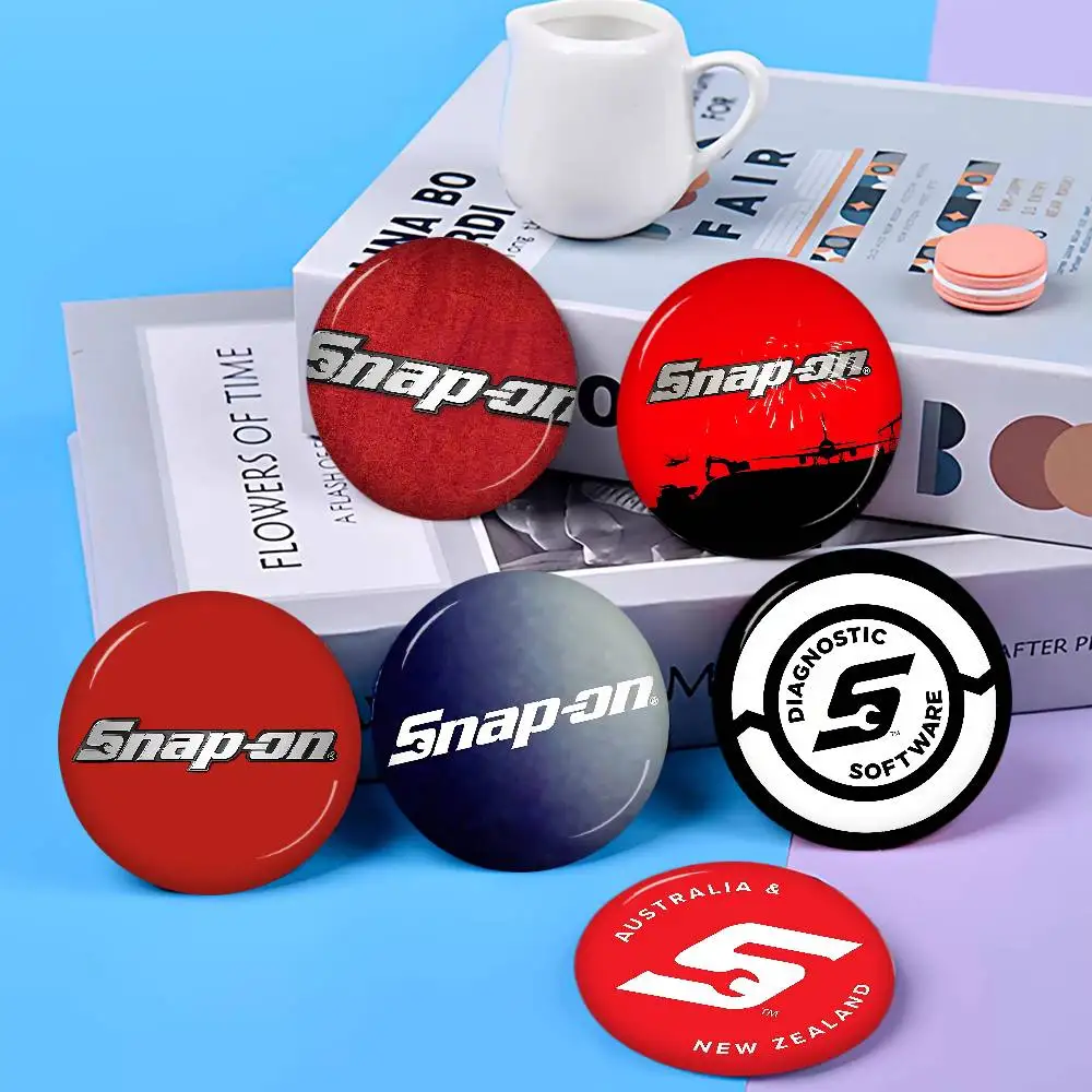 S-SnapS On LOGO Cartoon-Broschen, Anime-Abzeichen, runde handgefertigte Brosche, Anstecknadeln, Schmuck für Rucksack, Kleidung, Geschenke