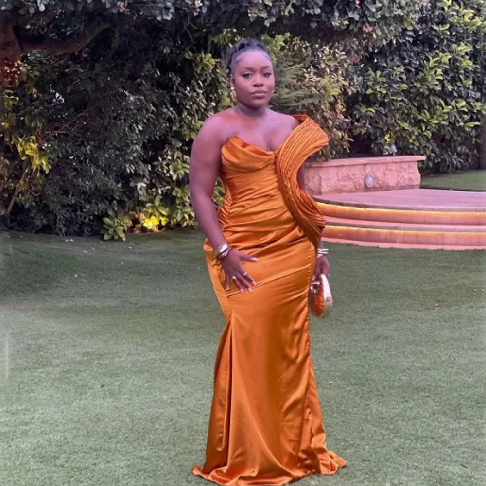 Abiti da damigella d'onore taglie forti dorati con spalle scoperte pieghe abito da ballo con spacco alto in raso per abiti da festa di nozze da donna africana