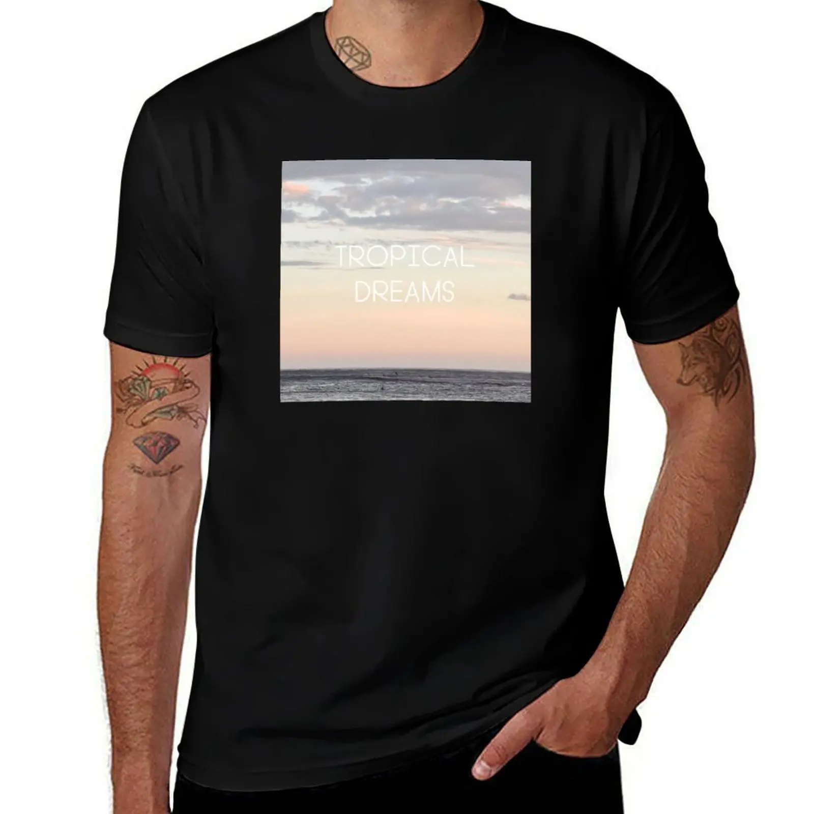 Transporte usted mismo al trópico con este diseño relajante de un océano tranquilo al atardecer Camiseta trajes de camiseta de fútbol para hombres