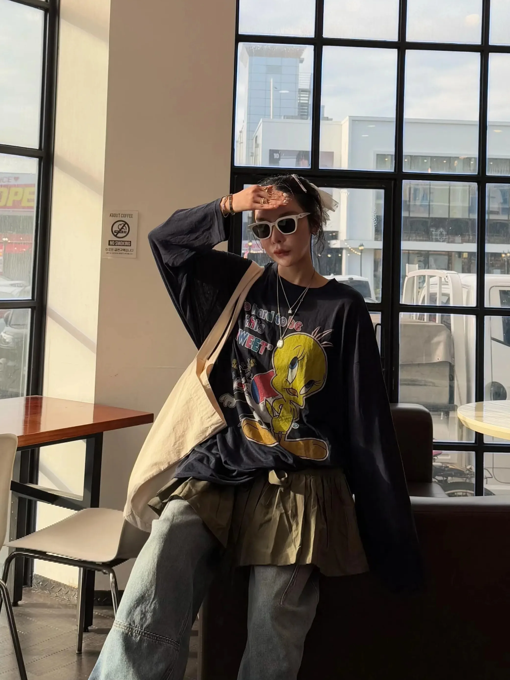 Wygodna, klasyczna koszulka damska z nadrukiem kreskówkowym, luźny krój, czysta bawełna, okrągły dekolt, uniwersalna odzież jesienna.