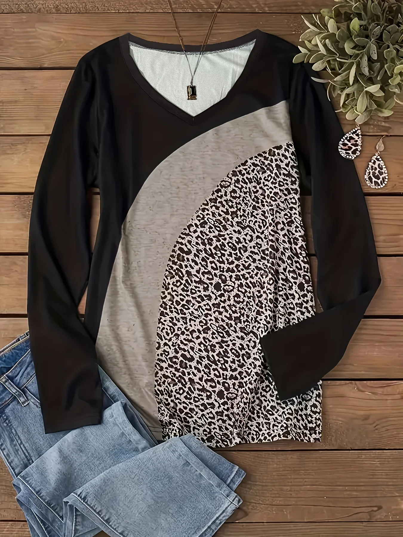 Plus-size long-sleeved T-shirt women\'s casual fashion leopard print long-sleeved V-neck t-shirt plus-size women\'s clothing