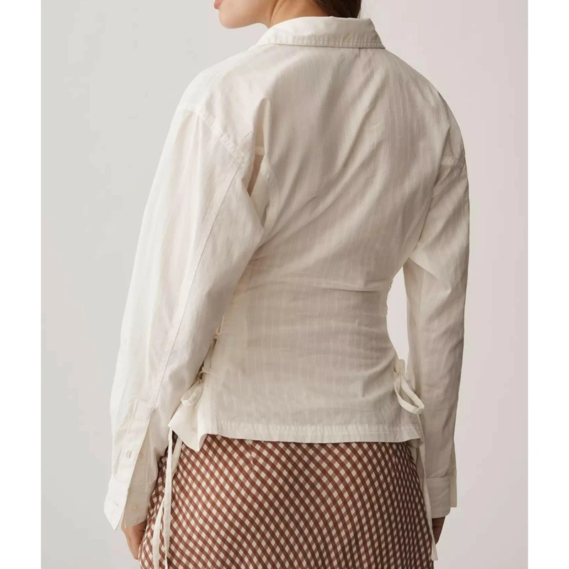 Combhasaki 女性クリーンフィットエレガントスリムフィットシャツボタンダウンラペル襟付きディープ V ネックトップスプリーツウエスト長袖ブラウス