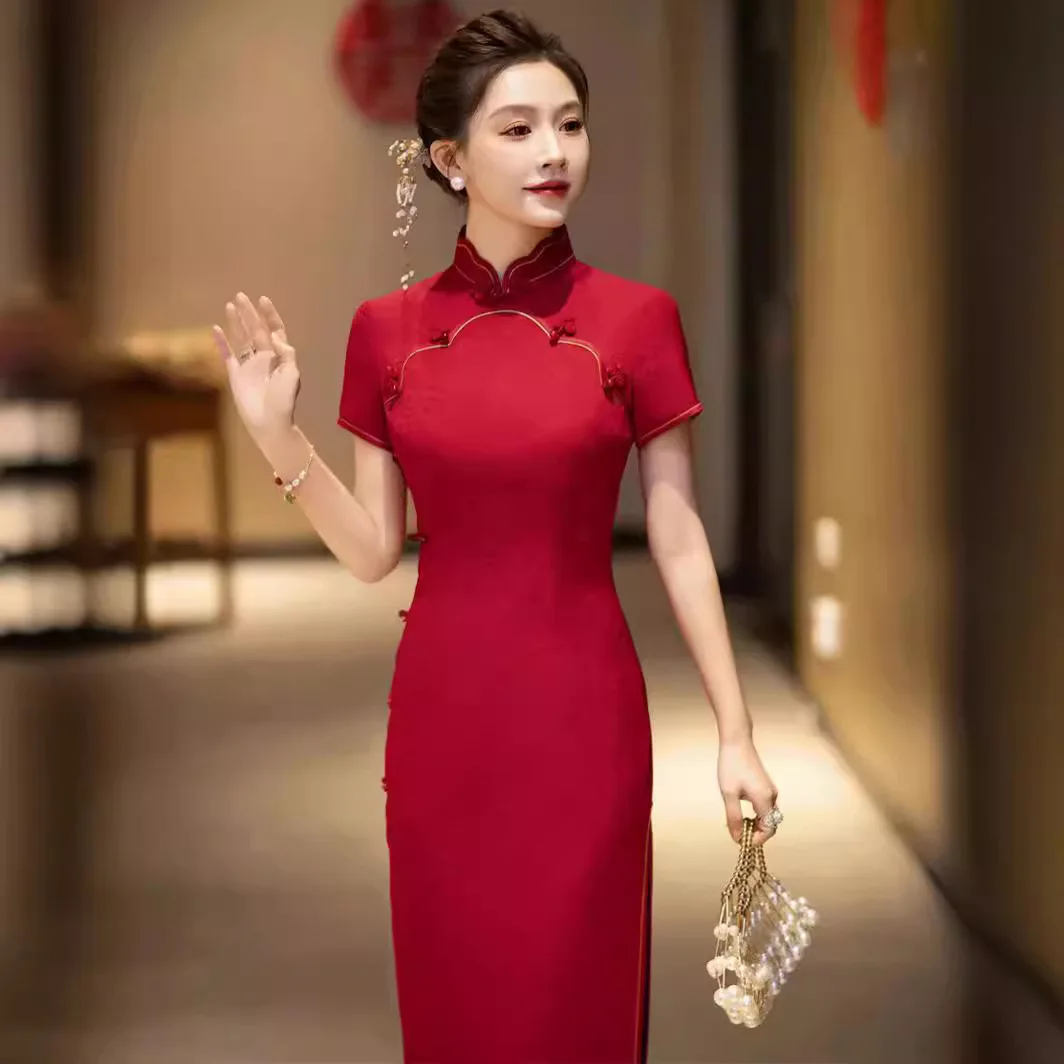 Abito rosso di fascia alta in vera seta Cheongsam Qipao 2024 Nuovo abito cinese per ricevimento di nozze