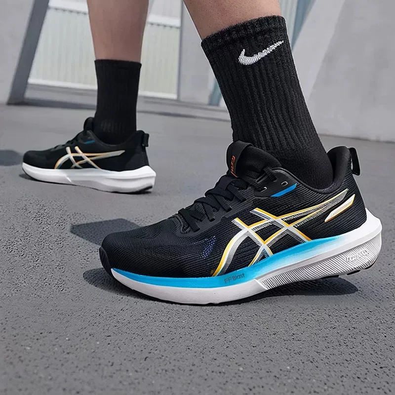 Asics running shoes for men are lightweight, breathable, shock-absorbing, durable and have good rebound.1011C077-004