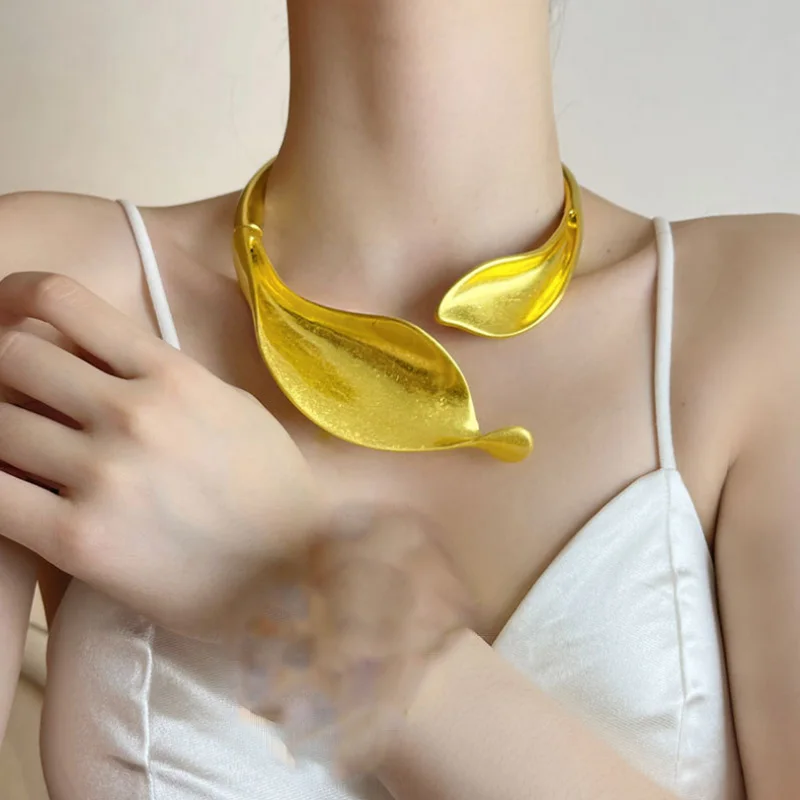 

Luxury Retro Leaf Titanium Necklace Bracelet Set European American Fashion Personality New