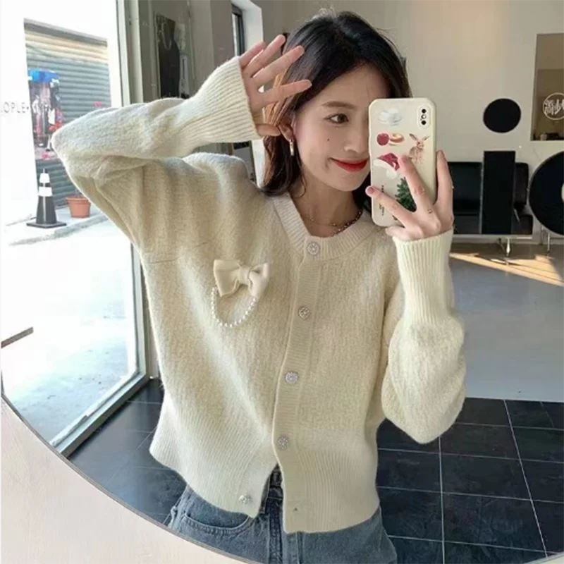 

Temperament Sweet Round Neck Sweater Bow Pearl Pin Design Sense Small Fragrance Sweater Comfortable Warm Single-Breasted Coat