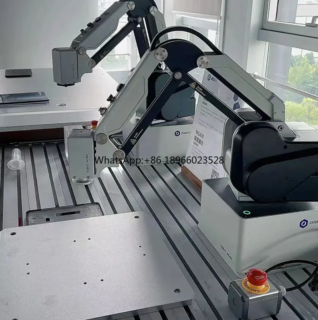 The Newest Price Advantage Dobot  MG400 Cobot Robot With Sucker or Robot Gripper For Food Beverage Industry In Warehouse Factory