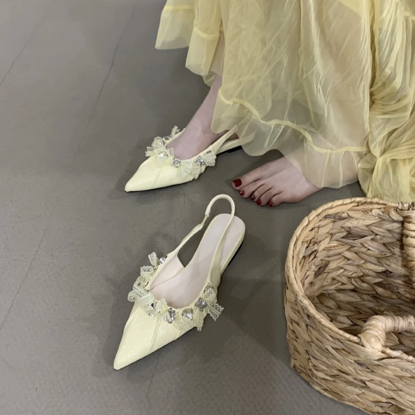 

Pointed Lace High Heels Shallow Temperament Flat Shoes Cute Gentle Commuting Sandals Lace Rhinestone Flat Shoes Design Shoes