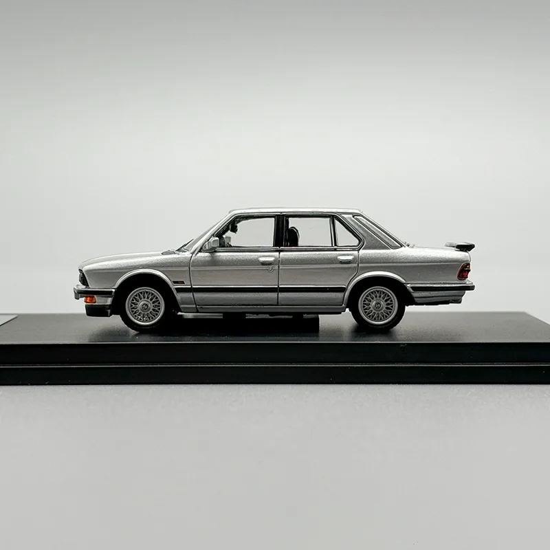 Diecast 1/64 Scale BMW M5 E28 1. generacji Classic SaloonCar Model Alloy BMW M5 E28 Kolekcja modeli samochodów Ozdoby