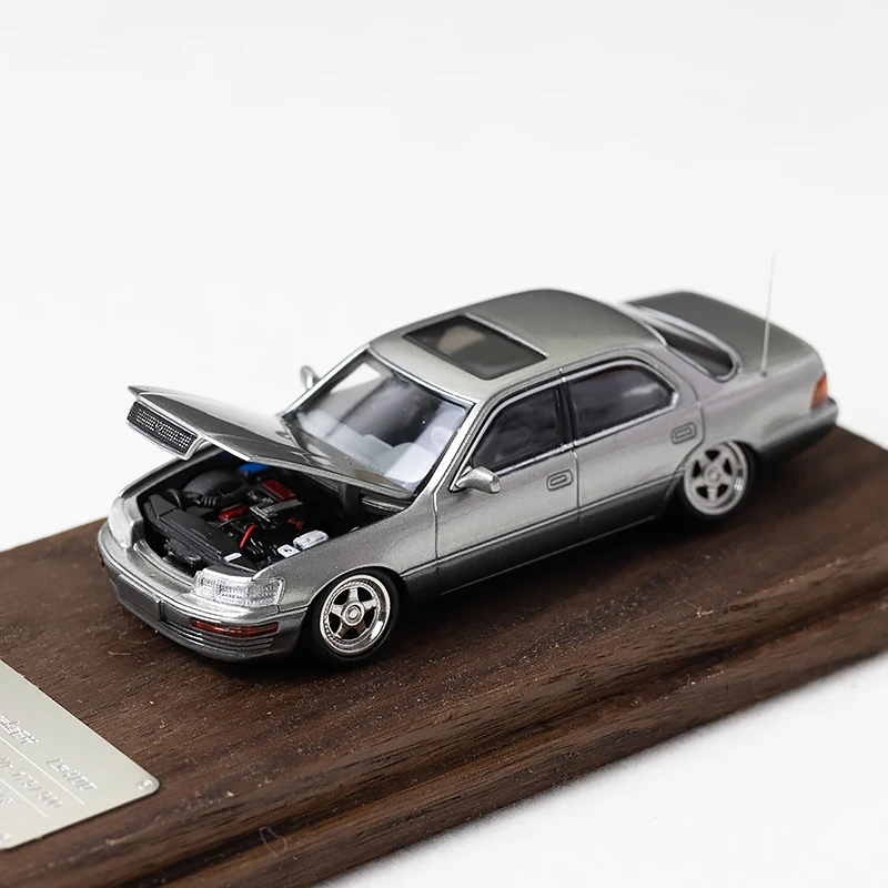 

Модель автомобиля FW 1:64 LS400 XF10 UCF10 из сплава с открытой крышкой