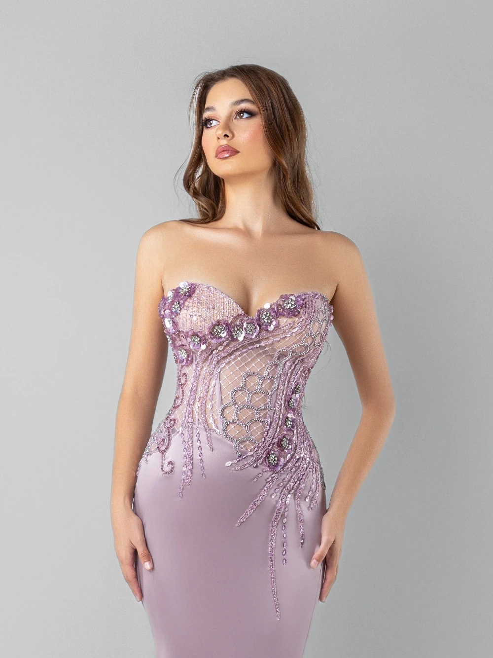 Elegancka sukienka wieczorowa w kolorze lawendowym, z dekoltem w kształcie serca, o kroju syreny, z kwiatowym, prześwitującym gorsetem, zdobiona koralikami, wiązana na plecach, idealna na przyjęcie weselne.