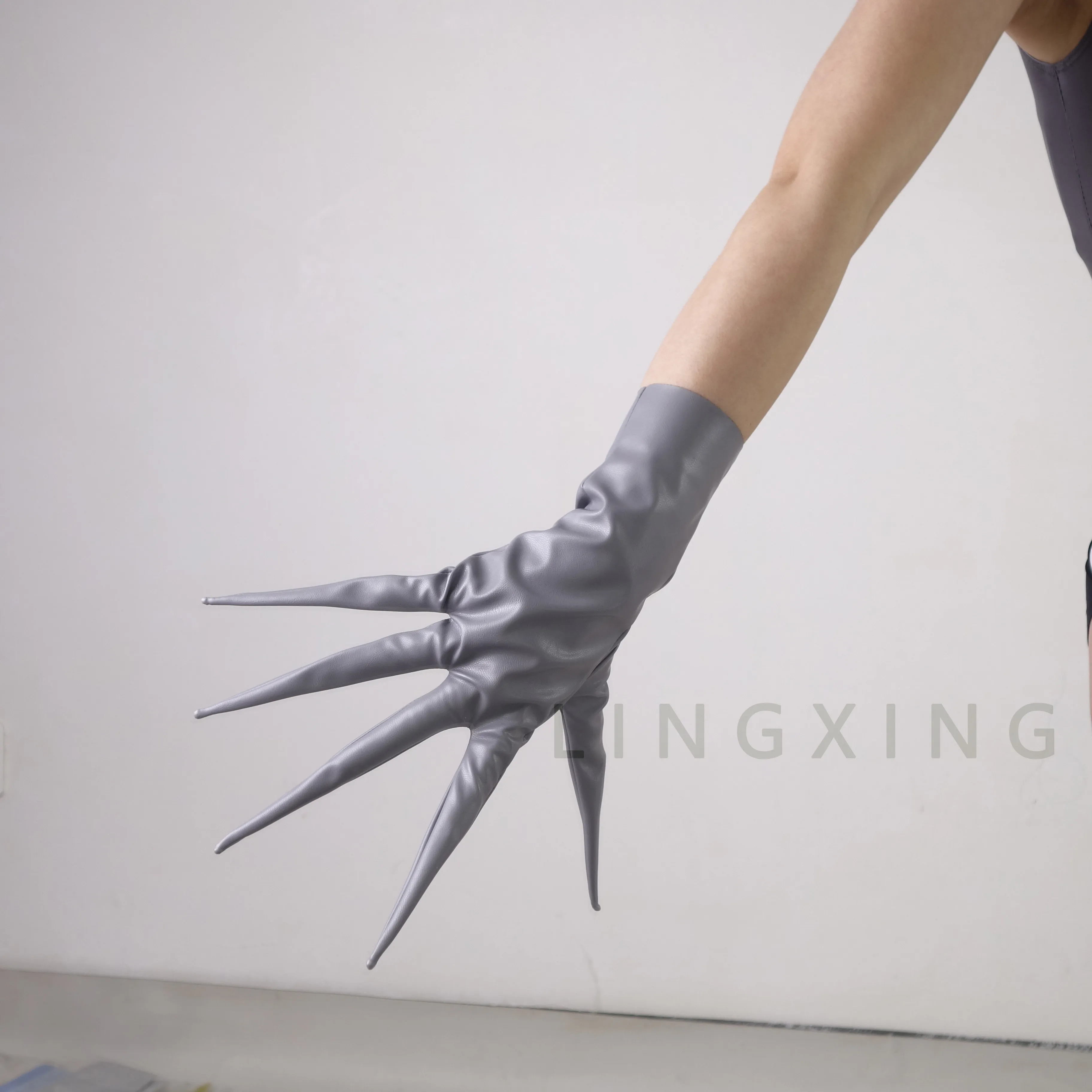 35 cm 14 Zoll spitze Fingerhandschuhe aus patentiertem Kunstleder PU mit langen Spikes an den Schultern, Armwärmer, glänzend schwarz, Pfoten-Drachenknöchel-Design – Detail 39