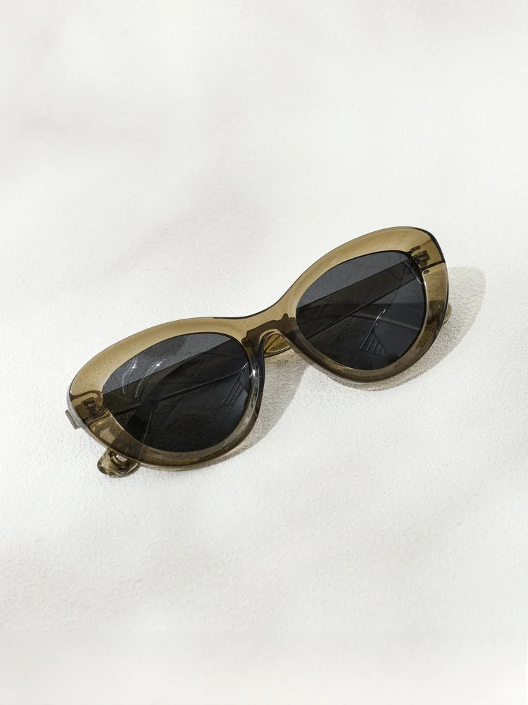 occhiali-da-sole-retro-da-donna-nuovo-stile-montatura-grande-quadrata-che-valorizza-il-viso-lenti-ambrate-con-motivi-accessori-moda-vintage