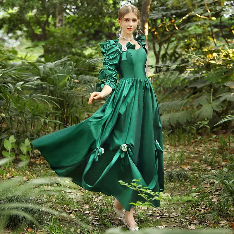 Mittelalterliches Luxus-Ballkleid im viktorianischen Stil, Vintage-Kleid aus grünem Satin mit Herzausschnitt, Perlen, Blumen, Schleifenärmeln, Rüschen und Schnürung. – Detail 2