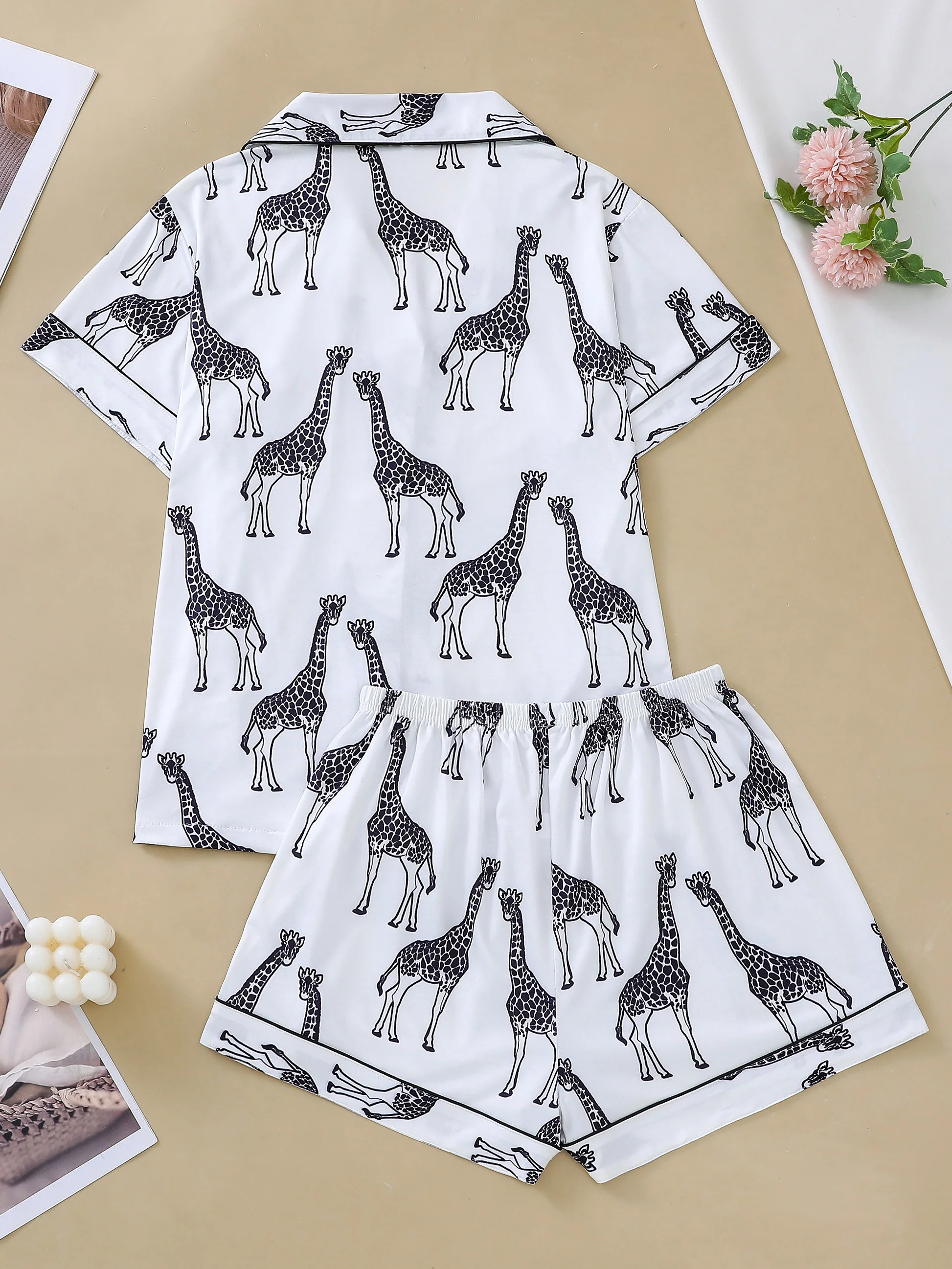 Cute giraffe print ladies pyjama set lapel short-sleeved top and loose shorts comfortable four seasons ladies homewear