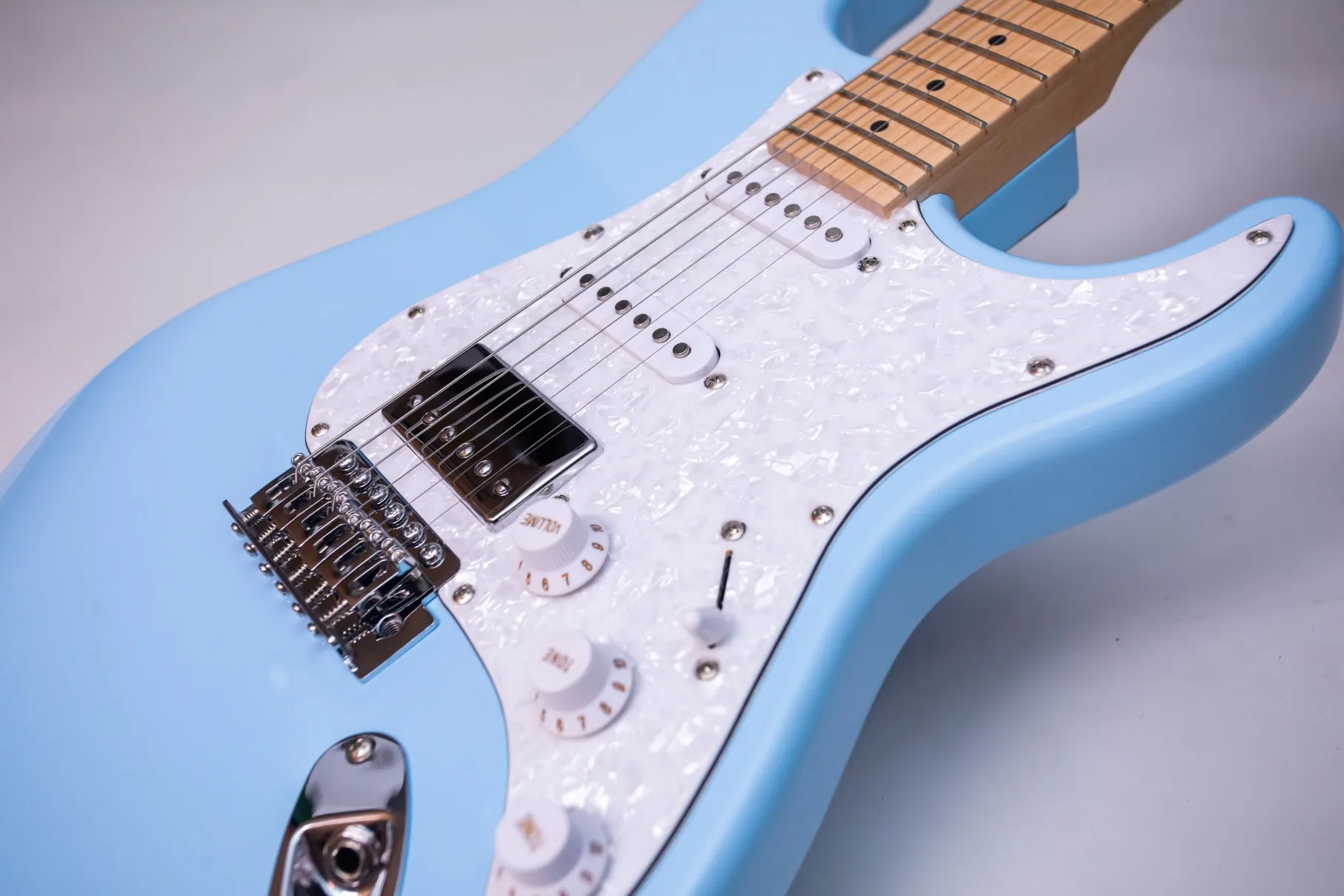 Factory direct sales, can be customized, stock, orders can be shipped directly! Sky Blue 6 String Electric Guitar