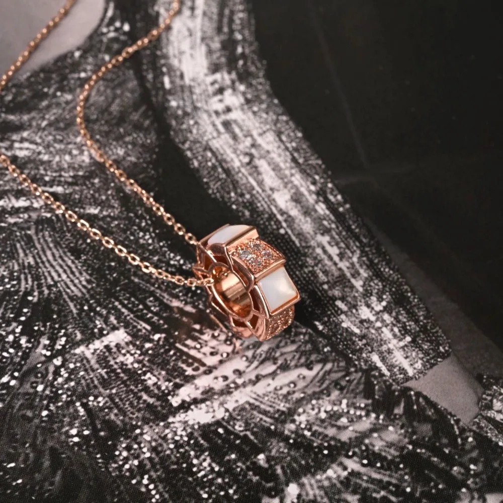 

Элегантное колье из розового золота с белой шваброй и бриллиантами | Женское колье с подвеской из красного агата