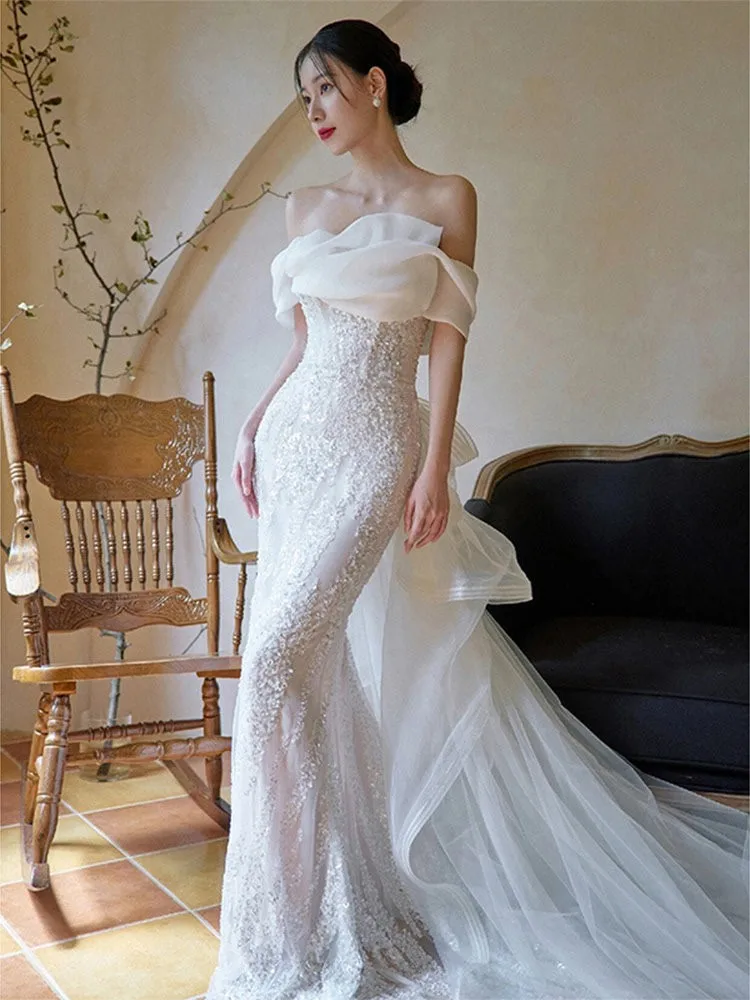 

A new one-shoulder light and luxurious fishtail dress for toasting