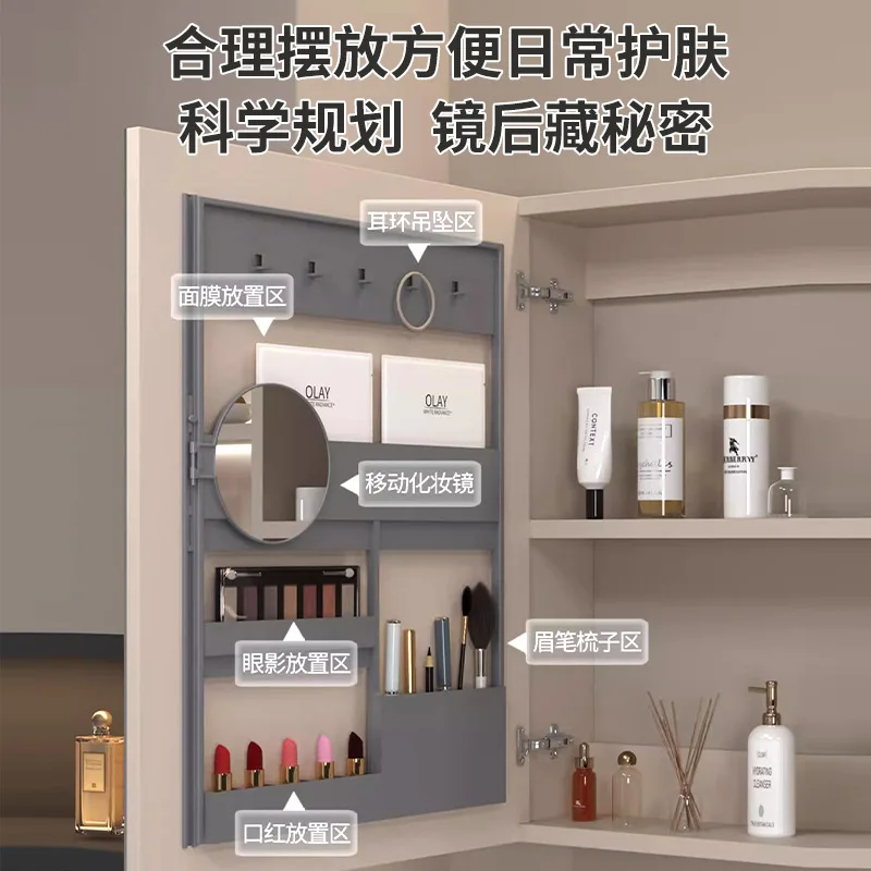 Einfaches Badezimmer, Spiegelschrankkombination, Keramikintegration, Waschbecken, Toilette, Waschtisch