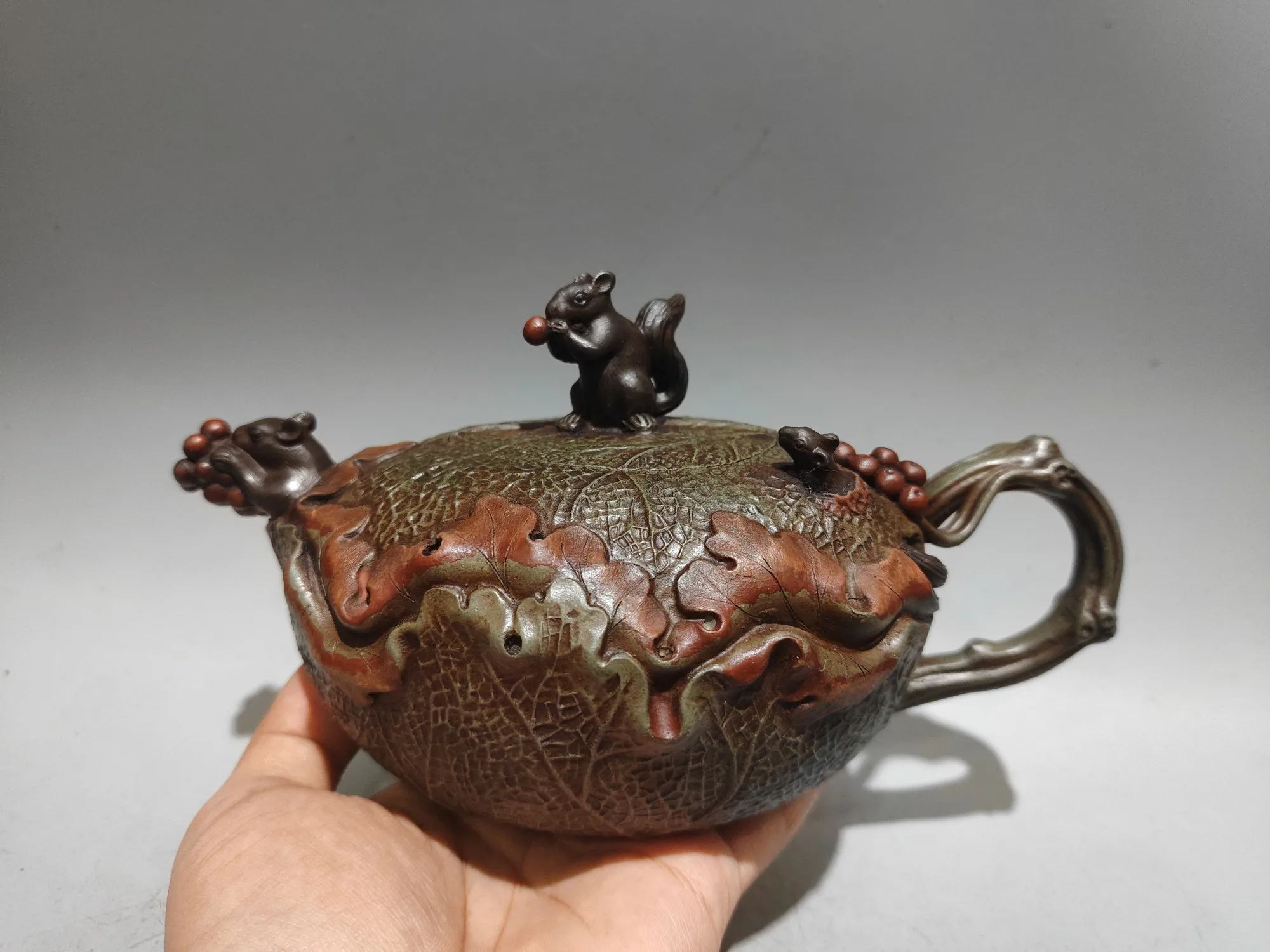 

Purple Clay Pot Squirrel statue cover Squirrel Grape Mouth Tiger Lotus leaf root texture pattern Kettle Teapot Pot Tea