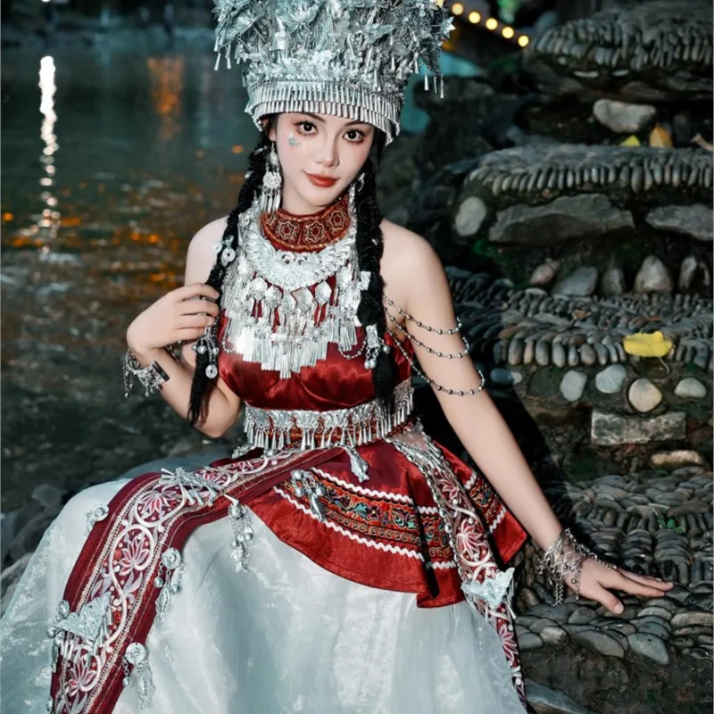 Abito nazionale ricamato in stile etnico femminile mostra la fotografia nuova