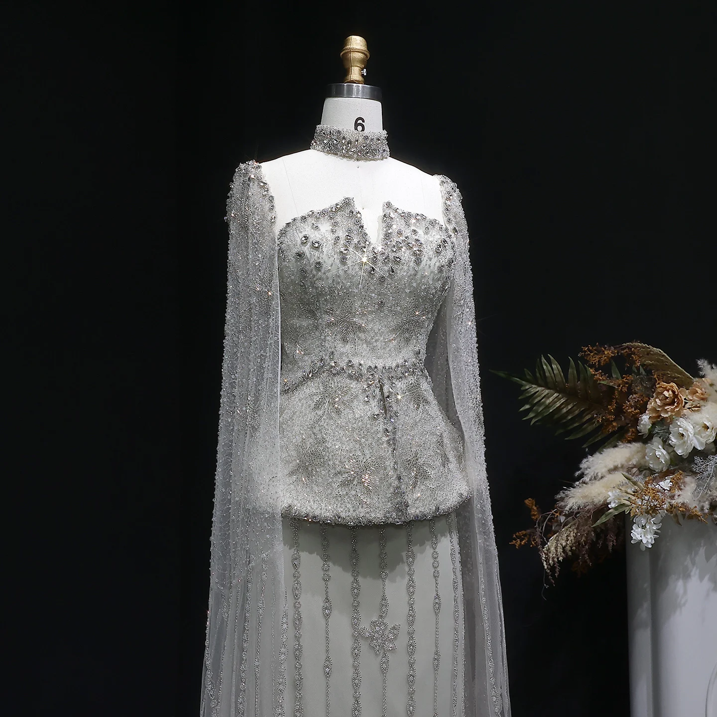 Sharon Said Dubai Luxuriöses Silbernes, Stark Perlenbesticktes Meerjungfrauen-Abendkleid mit Cape-Ärmeln, Arabisches Damen-Formelles Partykleid SS531 Maßanfertigung – Detail 5